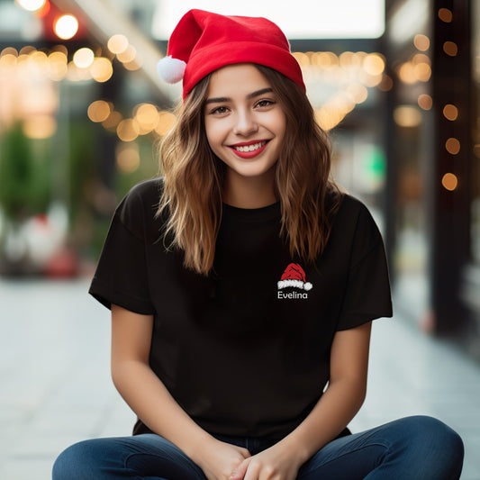 Unisex personalizuoti kalėdiniai marškinėliai: Kalėdinė kepurė su užrašu