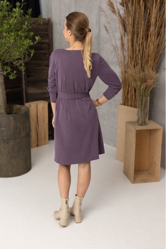 Apsiausta anglies/violetinė spalvos suknelė