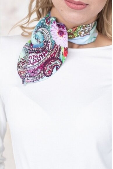 Small scarf with patterns
