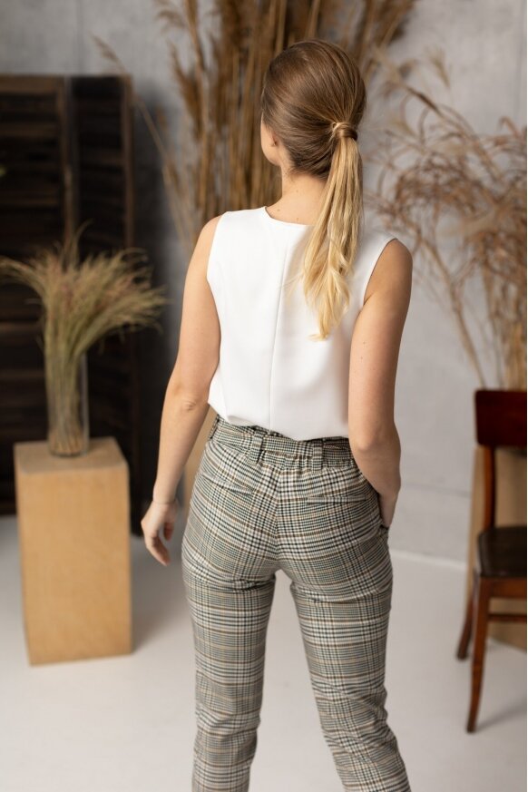 Heart-shaped pants with small squares